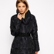 O casaco acolchoado feminino em um inverno sintético é uma coisa universal!
