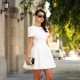 Que sapatos combinam com um vestido branco?