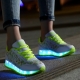 Kızlar için parlak tabanlı spor ayakkabı