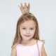 Faixa de cabeça com uma coroa para uma princesa