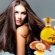 Aplicação de óleo de argan no cabelo