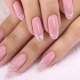 Manicure com verniz rosa