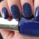 Manicure com verniz azul