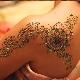 Pintura de henna no corpo