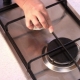 Como limpar a grelha de um fogão a gás?