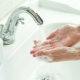 Como lavar a espuma de montagem das mãos?